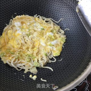 “家常饼”面条蛋饼的做法步骤：9