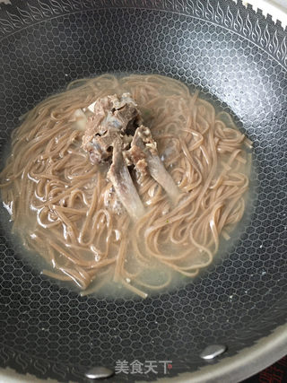 酸辣羊肉荞麦面的做法步骤：7