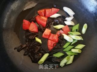 蒜苗木耳榨菜汤面的做法步骤:3