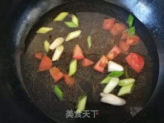 蒜苗木耳榨菜汤面的做法步骤:4