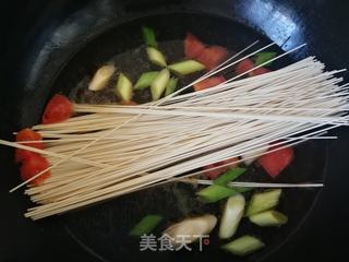 蒜苗木耳榨菜汤面的做法步骤:5