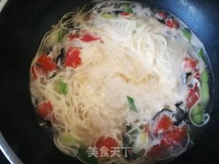 蒜苗木耳榨菜汤面的做法步骤:6