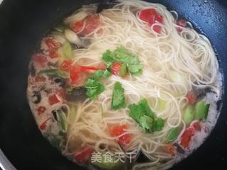 蒜苗木耳榨菜汤面的做法步骤:8