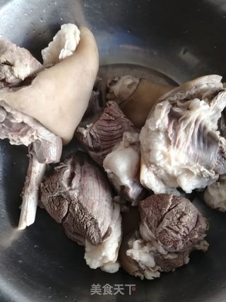 羊肉火锅的做法步骤：1