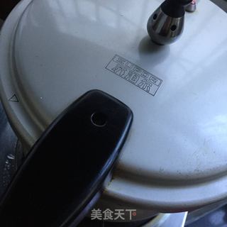 玉米筒骨汤的做法步骤：7