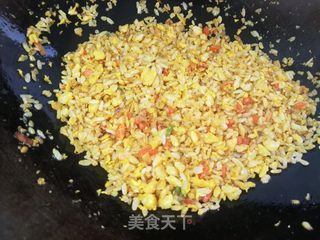 比王刚做的还好吃的黄金蛋炒饭粒粒分明颗颗饱满的做法步骤:3