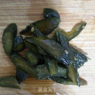 黄瓜咸菜煮海鲜面的做法步骤：3
