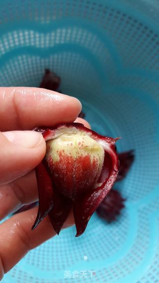 酸酸甜甜玫瑰茄的做法步骤:2
