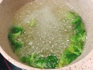 宝宝辅食西兰花鸡肉泥的做法步骤：3