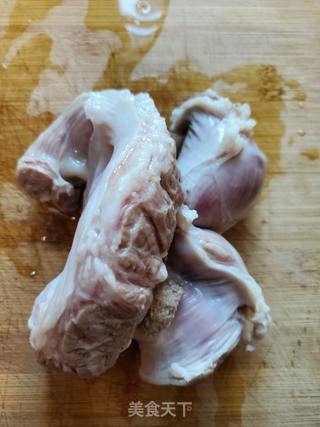 隔沙肉煲胡萝卜山药汤的做法步骤:2