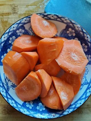 隔沙肉煲胡萝卜山药汤的做法步骤:4