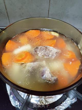 隔沙肉煲胡萝卜山药汤的做法步骤:8