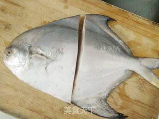 清蒸黑长令婆子鲳鱼的做法步骤:2