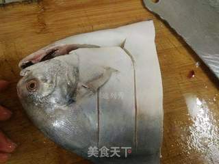清蒸黑长令婆子鲳鱼的做法步骤:3