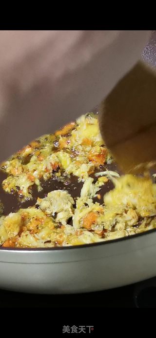 蟹粉炒饭的做法步骤:3
