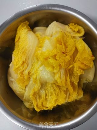 猪肉酸菜饺子的做法步骤:2