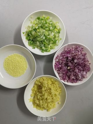 猪肉酸菜饺子的做法步骤:3