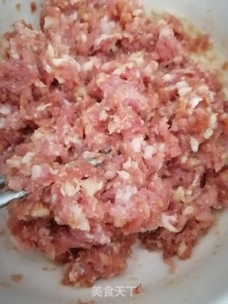 猪肉韭菜饺子的做法步骤:2