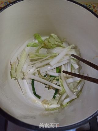 白菜牛肉酸汤面的做法步骤:3