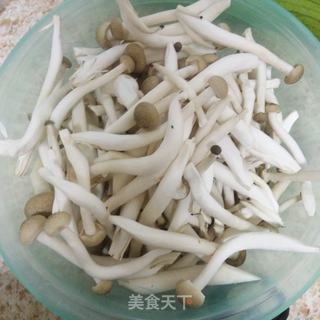 姬菇炒芹菜的做法步骤：1