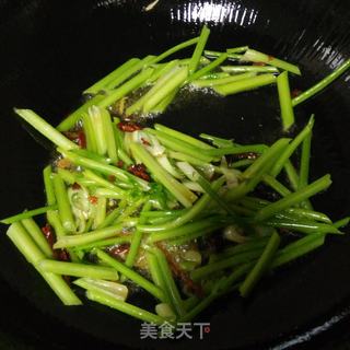 姬菇炒芹菜的做法步骤：6