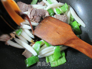 青椒牛肉片炒面鱼的做法步骤：5