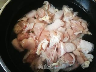 芹菜鸡块炖粉皮的做法步骤:2