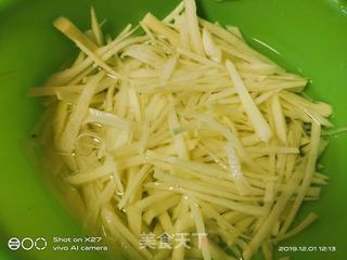锅烧牛肉炒土豆丝的做法步骤:2