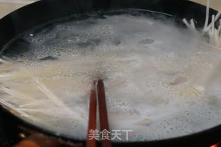 鸡蛋大虾麻辣小面的做法步骤：2