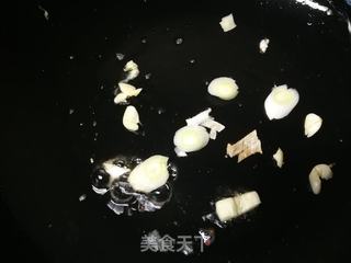 芹菜鸡蛋炒猫耳朵的做法步骤:5