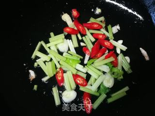 芹菜鸡蛋炒猫耳朵的做法步骤:6