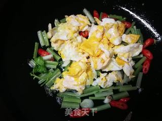 芹菜鸡蛋炒猫耳朵的做法步骤:8