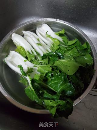 奶白菜油豆腐丸子煲的做法步骤：1