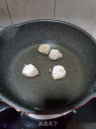 奶白菜油豆腐丸子煲的做法步骤：2