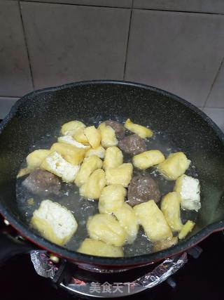 奶白菜油豆腐丸子煲的做法步骤：3