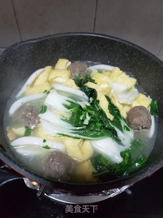 奶白菜油豆腐丸子煲的做法步骤：5