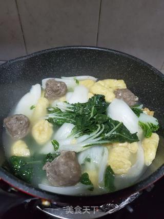奶白菜油豆腐丸子煲的做法步骤：6