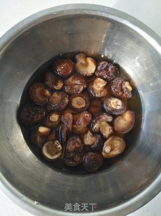 香菇鸡肉焖杂粮饭的做法步骤:2