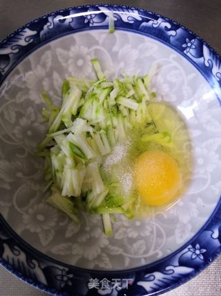 西葫芦鸡蛋饼的做法步骤:2