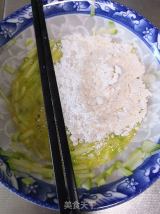 西葫芦鸡蛋饼的做法步骤:3