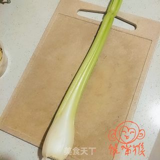 西芹鸡蛋炒米饭的做法步骤：1