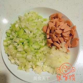 西芹鸡蛋炒米饭的做法步骤:2