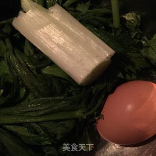 芹菜叶鸡蛋饼的做法步骤：1