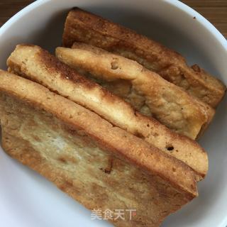 油豆腐丝拌西芹的做法步骤：1