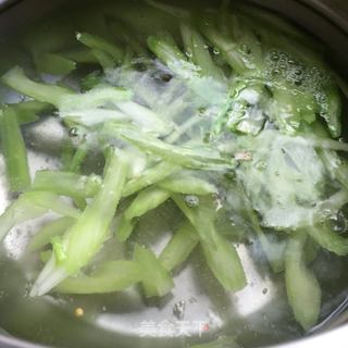 油豆腐丝拌西芹的做法步骤：5