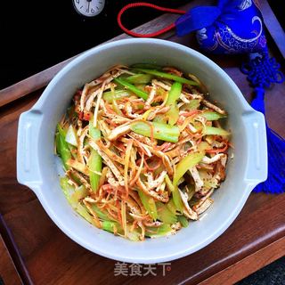 油豆腐丝拌西芹的做法步骤：7