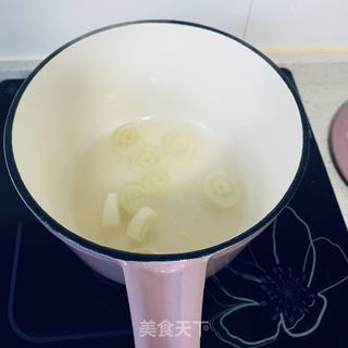 娃娃菜蘑菇豆腐汤的做法步骤:2