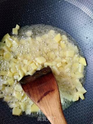 土豆焖饭的做法步骤:2