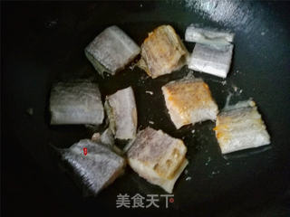 椒盐香煎带鱼的做法步骤:2