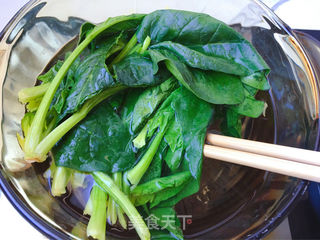 香菇菠菜鸡蛋面的做法步骤:2